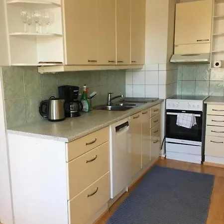 Apartment Kotimaailma - Kolmio Koskelassa, Kaepylaen Laehellae Helsingissae *