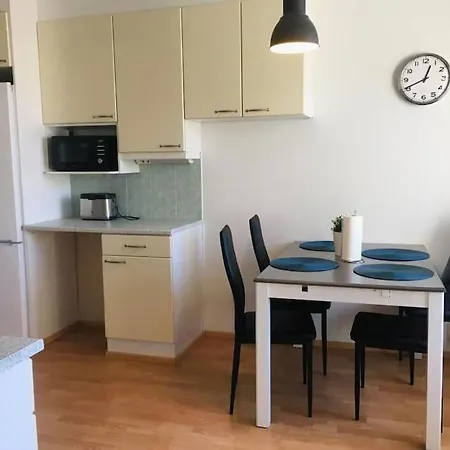 Kotimaailma - Kolmio Koskelassa, Kaepylaen Laehellae Helsingissae Apartment *